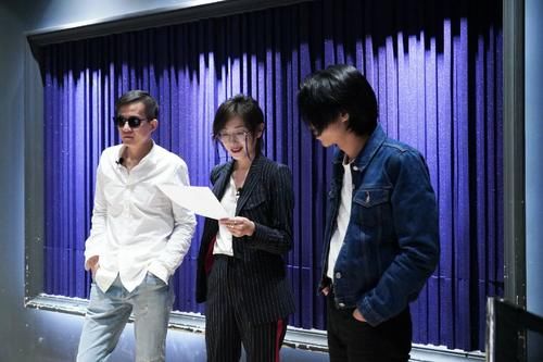 脚蹬红色人字拖，万茜、五条人联手加盟快手一千零一夜