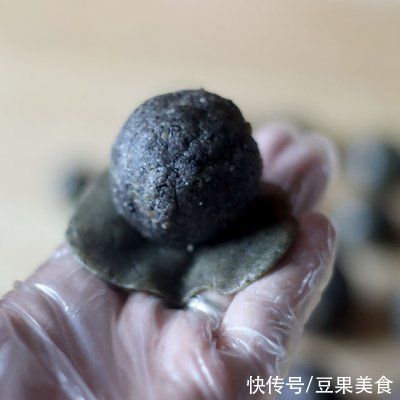 香辣黑芝麻月饼|香辣黑芝麻月饼，分享一个好用的月饼皮配方