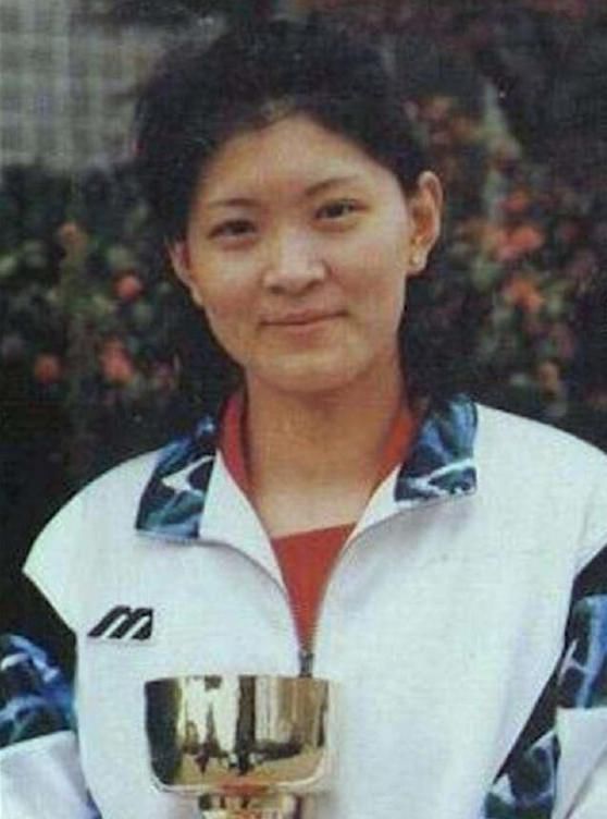 天才|女排天才毀約赴美深造，郎平鏡頭前哽咽聲明，宣布她被永久除名