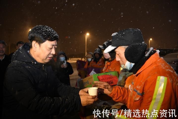 暴雪|沈阳市总工会紧急拔付500万元慰问奋战一线的环卫职工和执勤交警