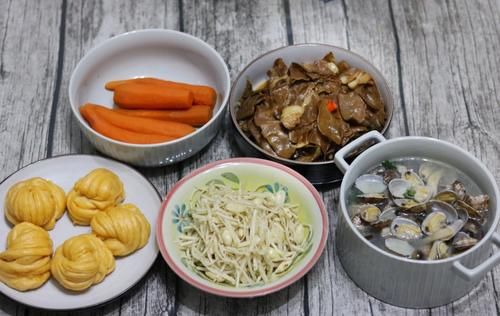 晚餐老妈做了两菜一汤，好吃不贵，简单营养接地气，3口人吃撑了