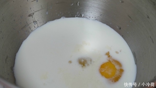 自制面包乐趣多,加上炼乳和葡萄干,又香又软味道赞,做法分享