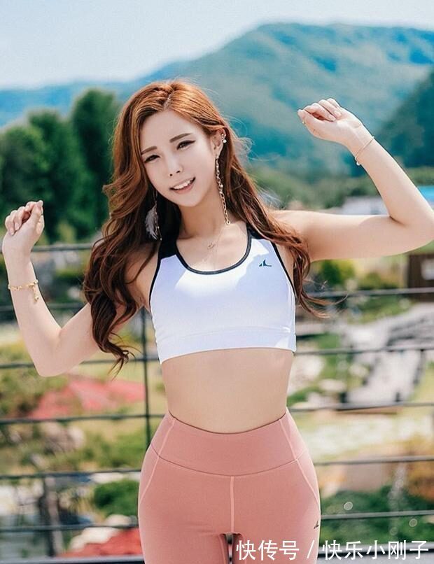 气质 打底裤的打扮呈现出女性优雅淑女气质,在简约中尽显气质