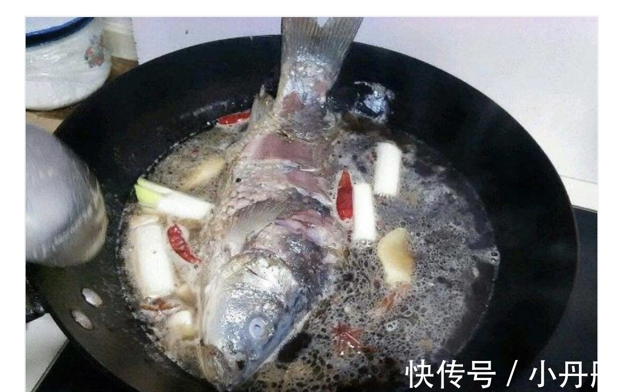 正确做法|不管炖什么鱼,一定不能加“它”总有人加错,导致鱼汤不白还腥
