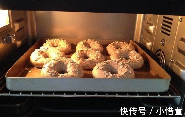 烤盘|教你做款少油少糖的面包,外形可爱像甜甜圈,主要是更健康