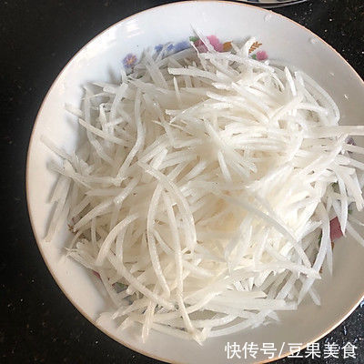 暖胃又养生,一次吃三大碗都不过瘾的虾丸萝卜丝汤