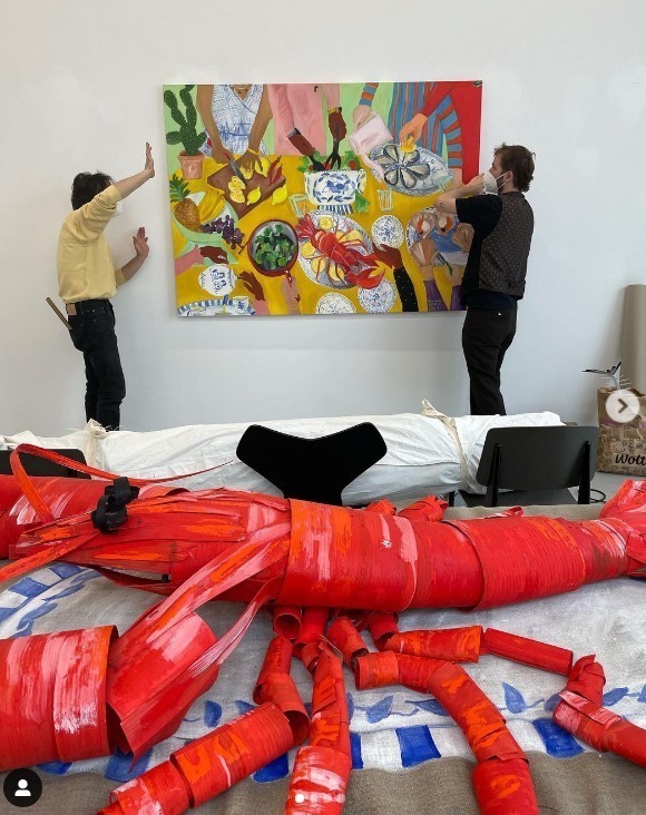 巨人国!她画油画,他做雕塑,这对艺术情侣直接建了一个“巨人国”