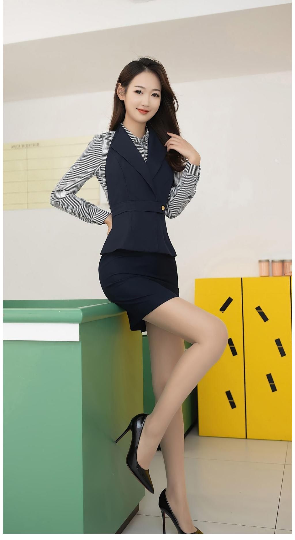 穿搭|美女OL穿搭：藏蓝色包臀裙搭高跟鞋+肉丝袜，丰韵婷婷，女人味十足