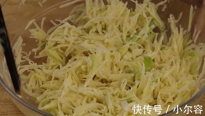 土豆饼|土豆不要炒着吃了，2分钟教你最新做法，金黄酥脆，比薯片还好吃