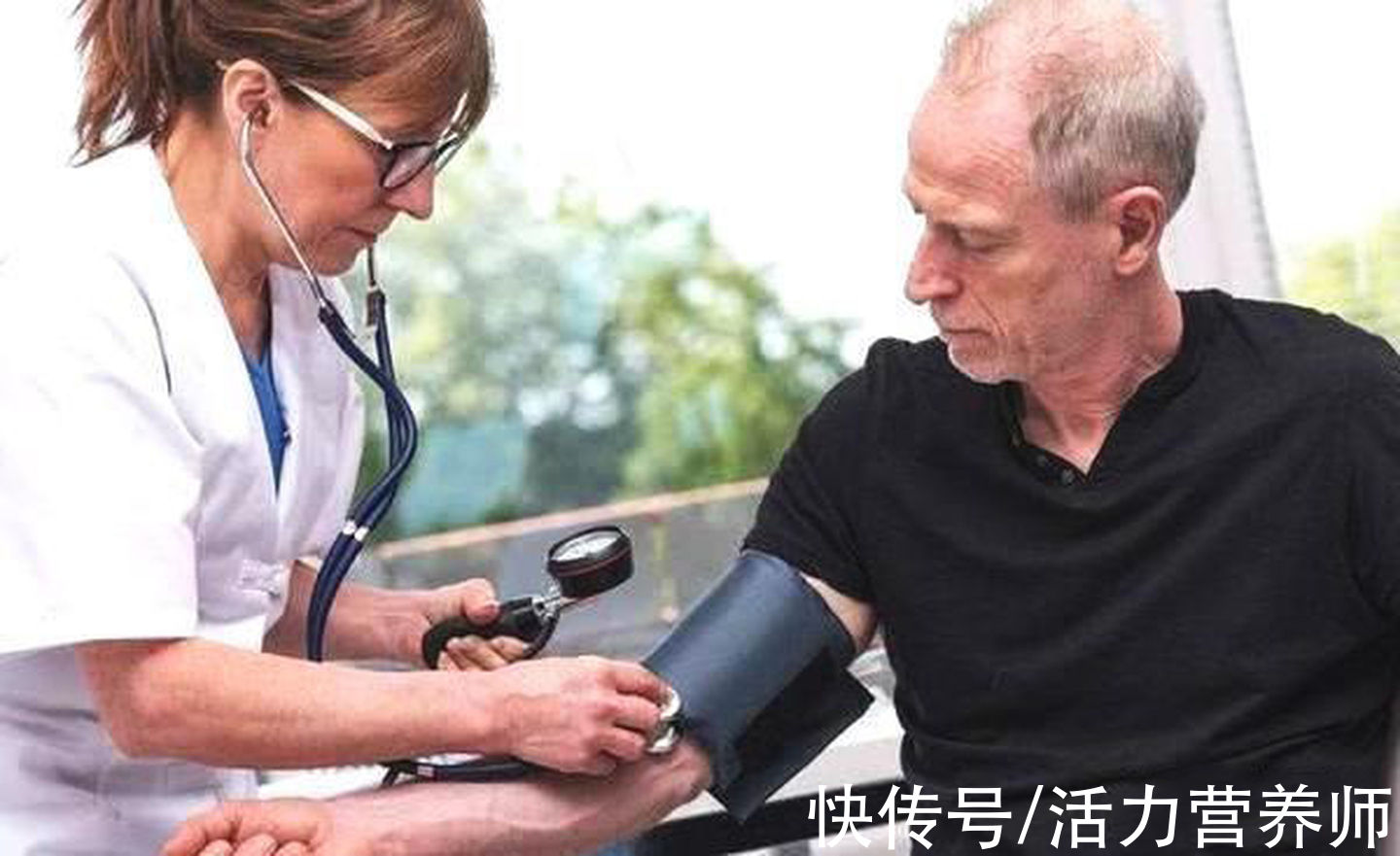 油炸|高血压人群保护健康，一律少吃这5类食物，无论哪一种危害都很大