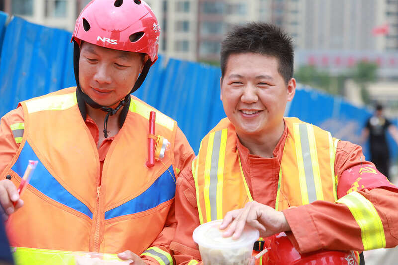 孝感市|在家休假的消防员就地请战，父母带饺子来慰问