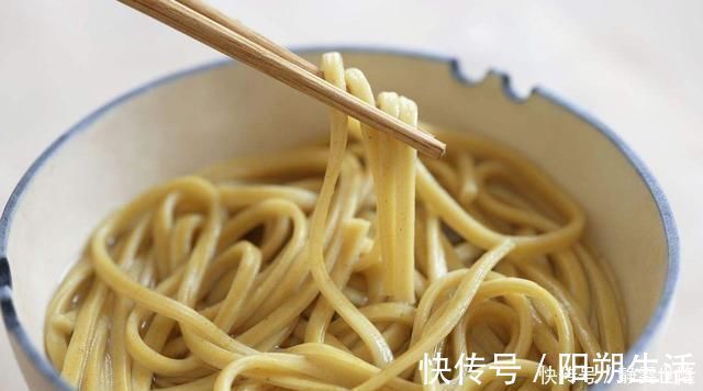面饼|做手擀面时,不要直接和面,加入这两样,面条更筋道爽滑
