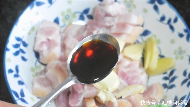 好吃|电饭锅做五花肉,比烤还好吃!焦脆喷香,焖一焖就出锅,超省事!