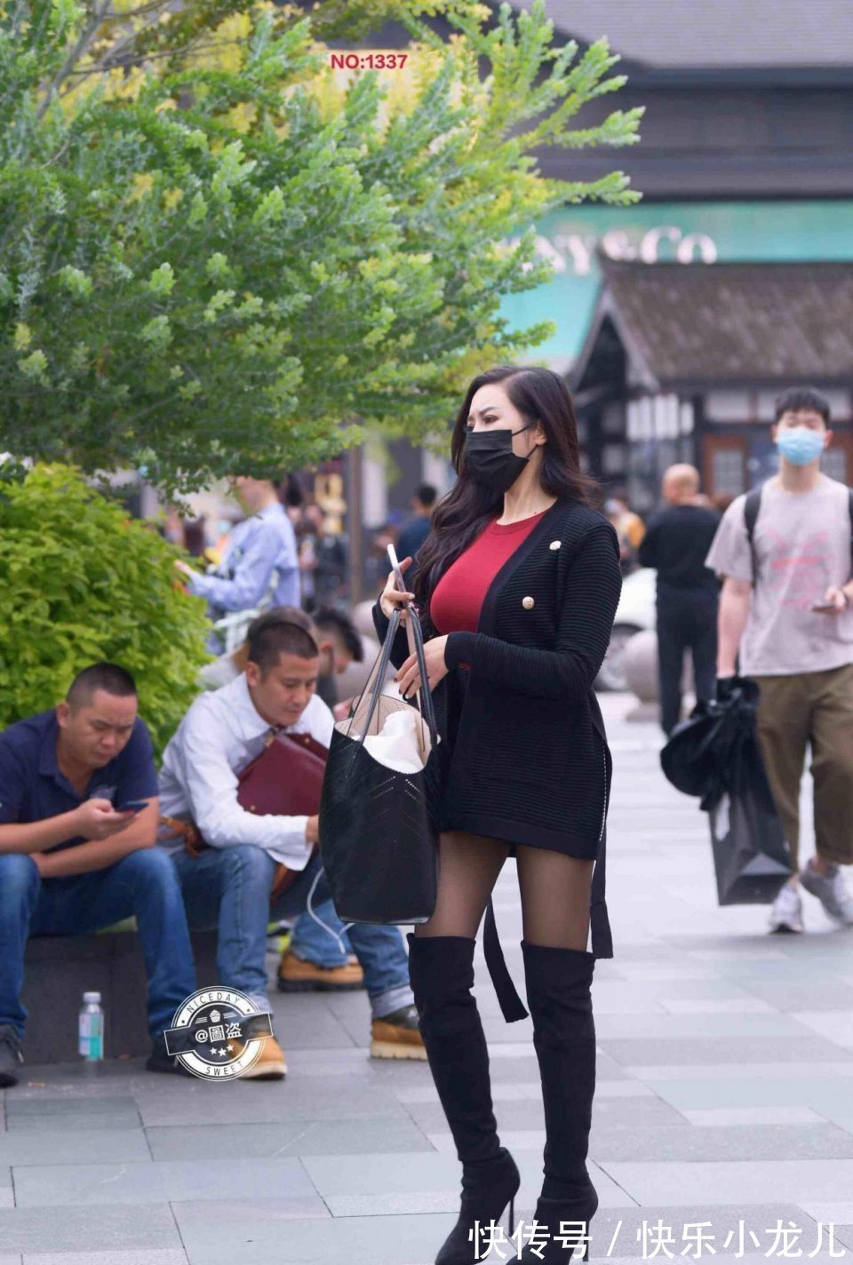 皮裙|小姐姐和闺蜜一起逛街，小皮裙穿搭，休闲靓丽又耐看！