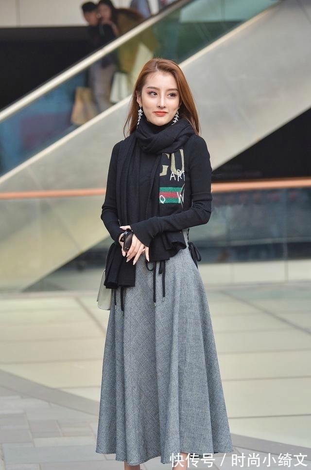 洋气 半身裙搭配一件针织上衣,保暖洋气又精致,是不错的选择