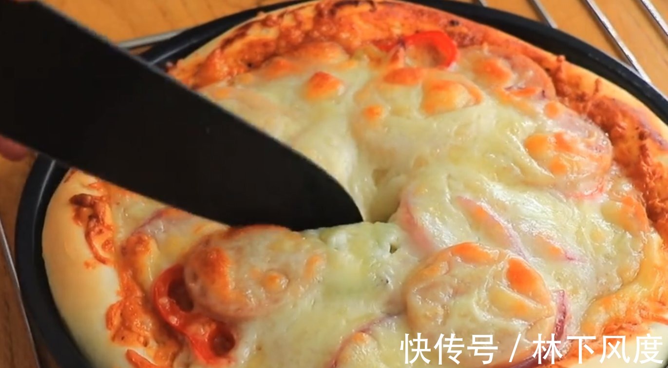想吃披萨不用出去买,自己在家做,15块钱成本,做一次吃半月不坏
