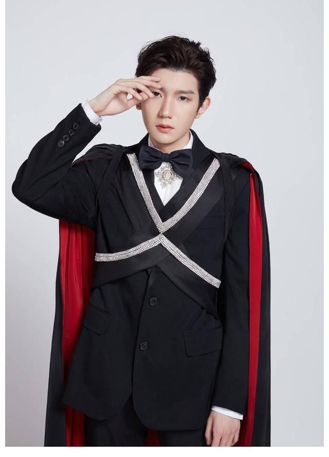 合照|《奇藝劇本鯊》殺青，王源在合照中存在亮眼，而橫幅口號(hào)土氣滿滿