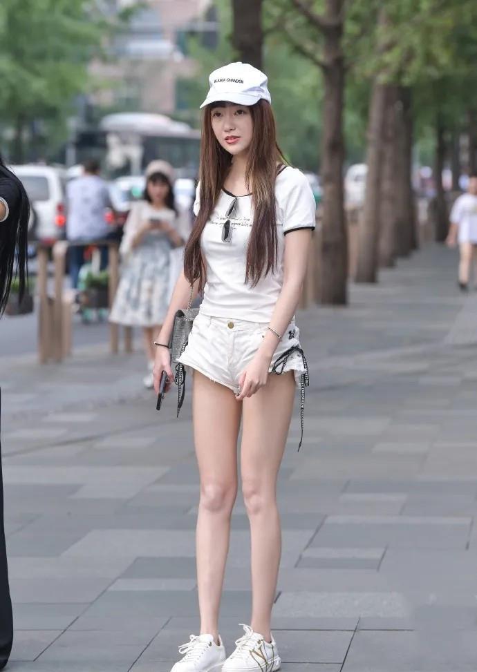元气满满|白色短袖T恤,搭配同色短款裤装,穿出青春可人的少女感