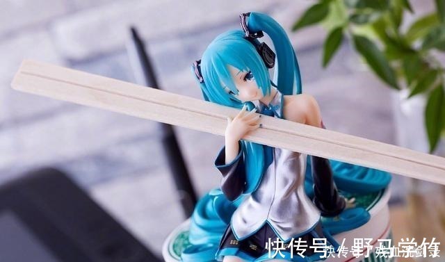 手办|初音未来推出泡面压手办，这大长腿谁还有心思吃面啊