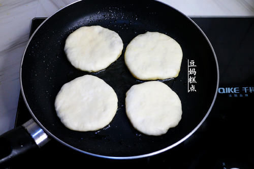  纯素，薄皮白菜馅饼，柔软多汁巨好吃！特别适合不会和面不发面的