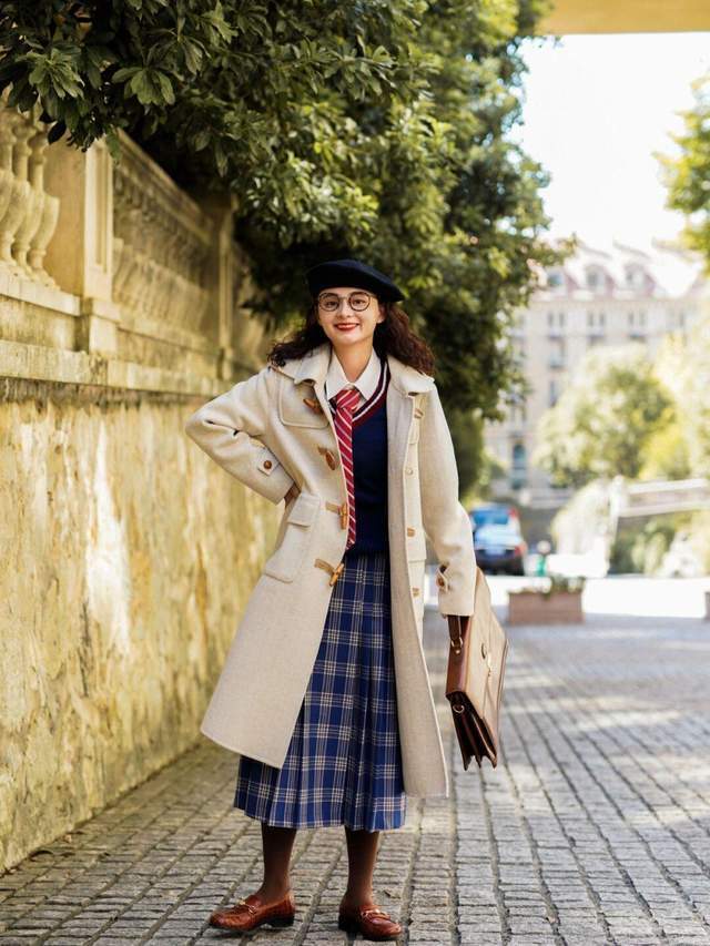 时尚博主 秋冬必备单品,少不了风衣的搭配,风衣+格子半身裙,时髦又洋气