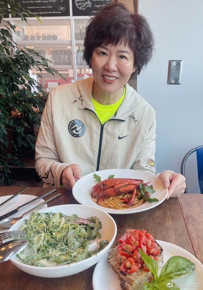生日|场面温馨!郎平度过61岁生日 与女儿装饰圣诞树带爱犬遛弯