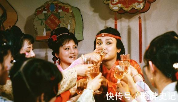 王夫人&贾宝玉生日那天晚上,袭人为什么把芳官扶到宝玉身边睡?