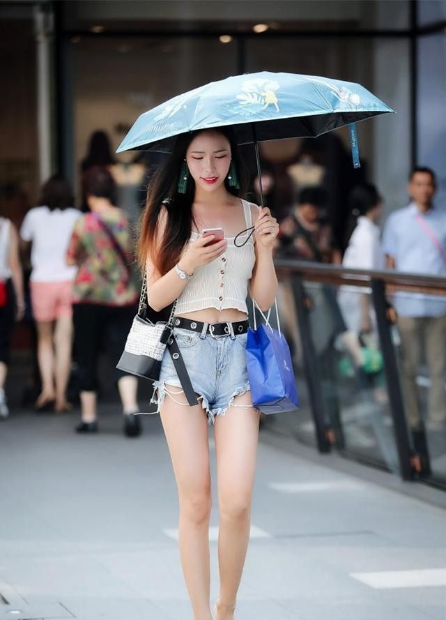 街拍:身穿牛仔短裤姑娘高挑的身材,走在街上真的很显眼