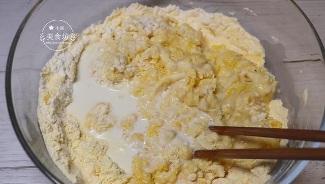 玉米面新吃法,加2个鸡蛋,不蒸不烤,简单一做,出锅瞬间被抢光