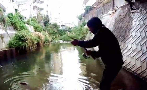 男子|男子桥下钓鱼,钓上个大家伙,后悔没带渔网