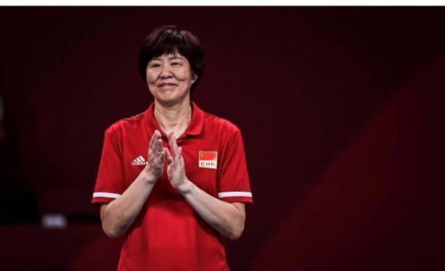 王育成|61岁郎平亮相显年轻!退休5个月变“V脸”,在美国购物住中式别墅