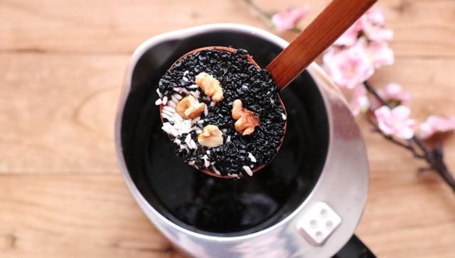 40岁就满头白发一个简单食疗方,帮你乌发