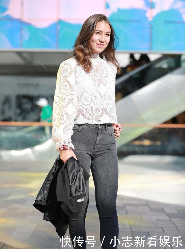 设计|网纱镂空设计的衣服,穿上很漂亮,搭配牛仔裤很休闲