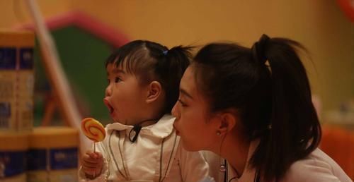 初潮|12岁女儿初潮,爸爸拿“姨妈巾”指导全过程,同学:简直不敢想象