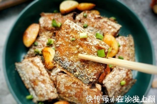 带鱼好吃有窍门,记住这3点,鱼肉鲜嫩无腥味,不松散不油腻
