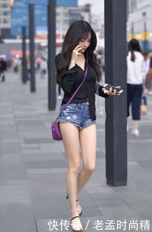 街拍:牛仔短裤与黑色V领衬衫的穿搭, 好看!