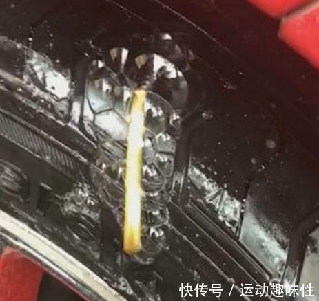 回家路上车子爆胎 女车主下车检查 拔出钉子一看瞬间就高兴了 快资讯 回家路上车子爆胎 女车主下车检查 拔出钉子一看瞬间就高兴了 快资讯