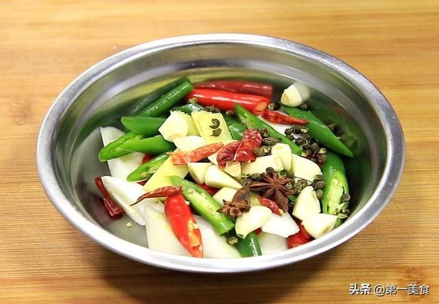 厨师长|鸡肉和茶树菇这样一起炖，鲜到骨子里，厨师长分享地道农家做法