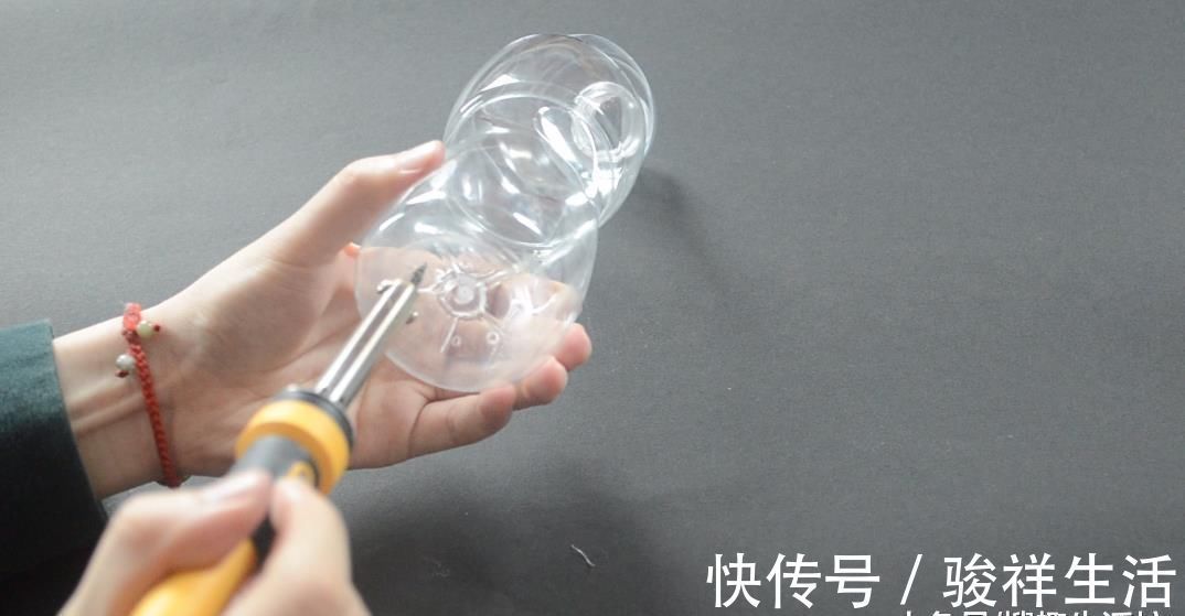 家家户户|塑料瓶别再丢了, 剪几刀, 放在厨房有大用处, 家家户户都用得到