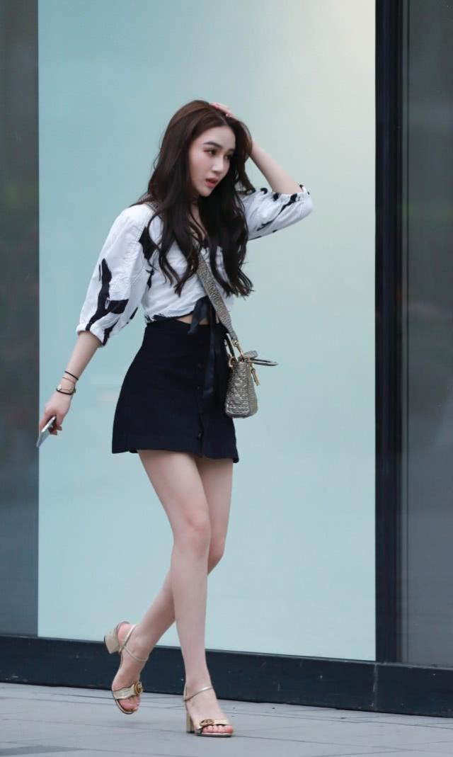 街拍：柔美的黑白色上衣搭配时髦的半裙，清清爽爽的还很显腿长