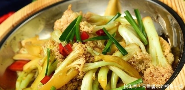 炒花菜,先焯水还是先过油?都不对,教你一招,花菜香脆又入味