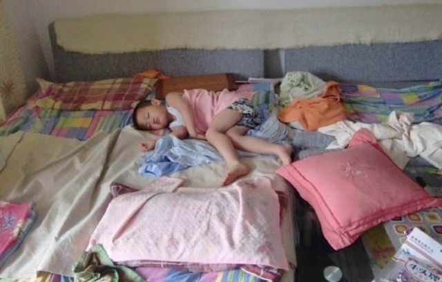 父母|宝宝睡觉总是满床滚可能都是父母惹的祸,很多父母都不知道