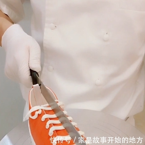 糕点师|糕点师被AJ气疯了，用刀直接切成两半，网友：现在滴血