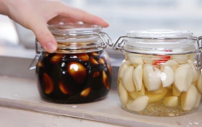 泡腊八蒜用什么醋？教你3个技巧，1晚变绿，酸辣爽脆，放1年不坏