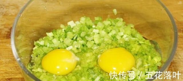 芹菜别再炒了,打入2个鸡蛋,筷子一搅,5分钟出锅,好吃又营养!
