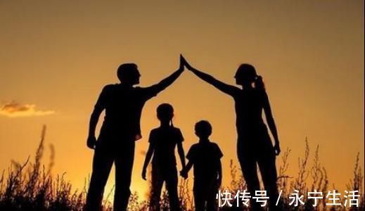 小丁|90后妈妈一胎产下两个孩子，家人高兴不已，医生却说不是双胞胎