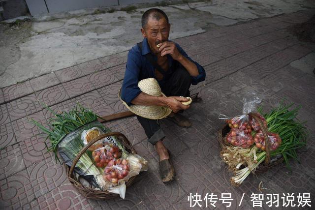 翠欲滴|为啥年轻人宁愿去超市买贵菜,也不买路边老人的菜原因好现实