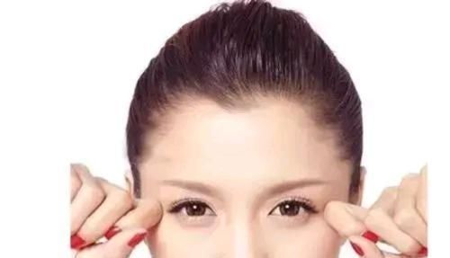 大眼睛显老,小眼睛能减龄?脸上有2个“特征”的女生更易显老
