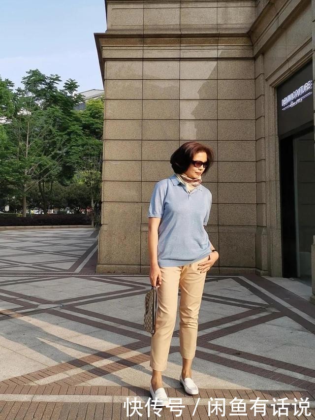 女人|女人上了年纪，出游时别穿得太花哨，试试这么搭，时髦高级更上照