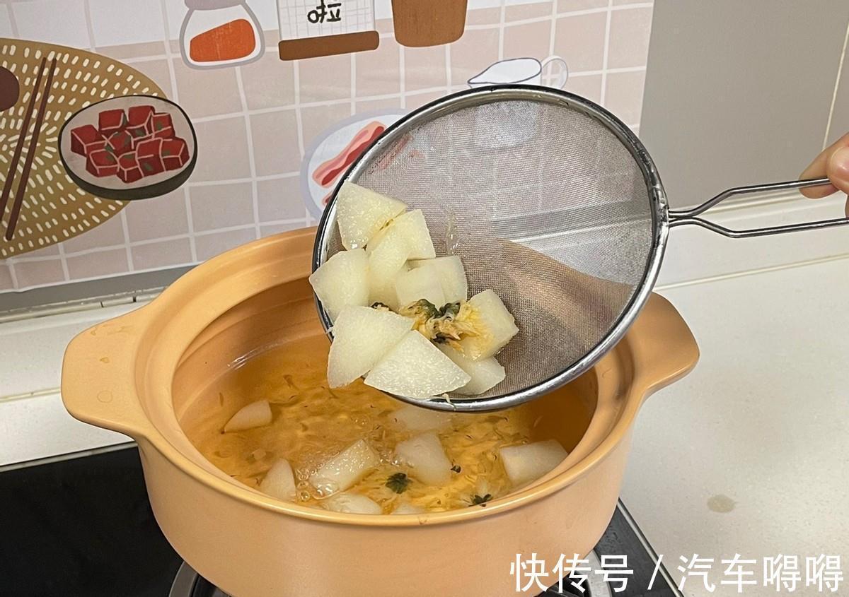 秋天去火哪家强?雪梨菊花加冰糖!我来教你在家做,干净又健康